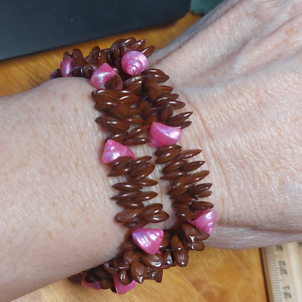 💜5/$25 Pink Dyed Shell And Hawaiian Koa Seed Bracelet Dark Brown